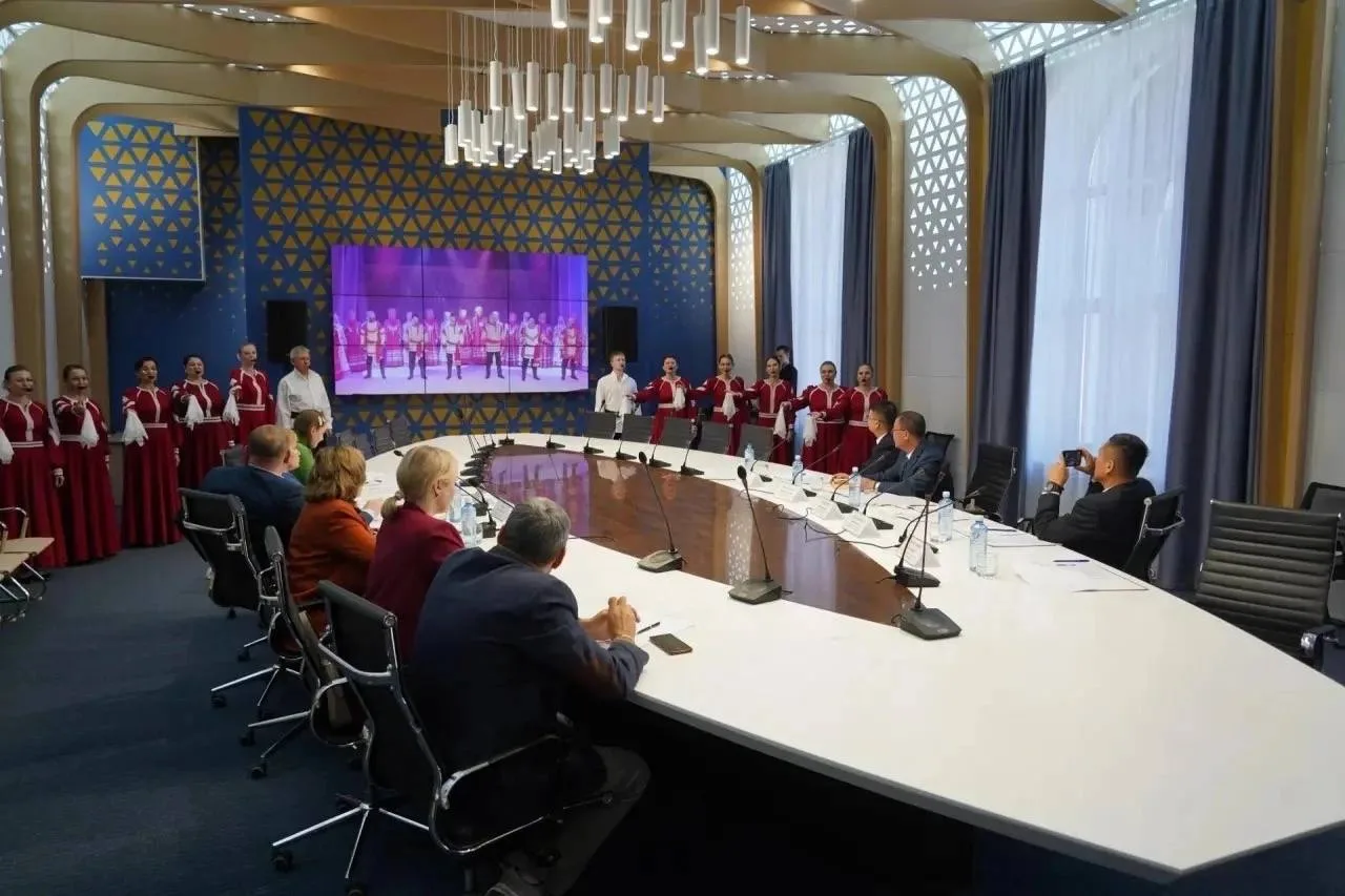 Свободный и китайский Суньу намерены возобновить сотрудничество спустя 33 года дружески...