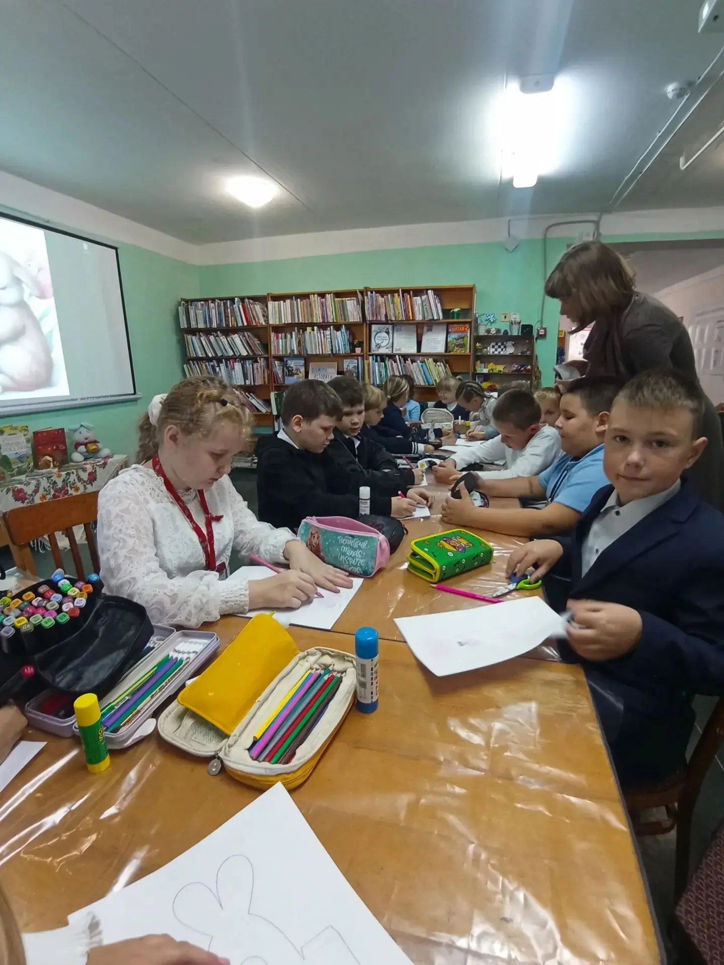 Зайчишки, кролики и много интересного: как 2 «Б» в библиотеку ходил! 📚