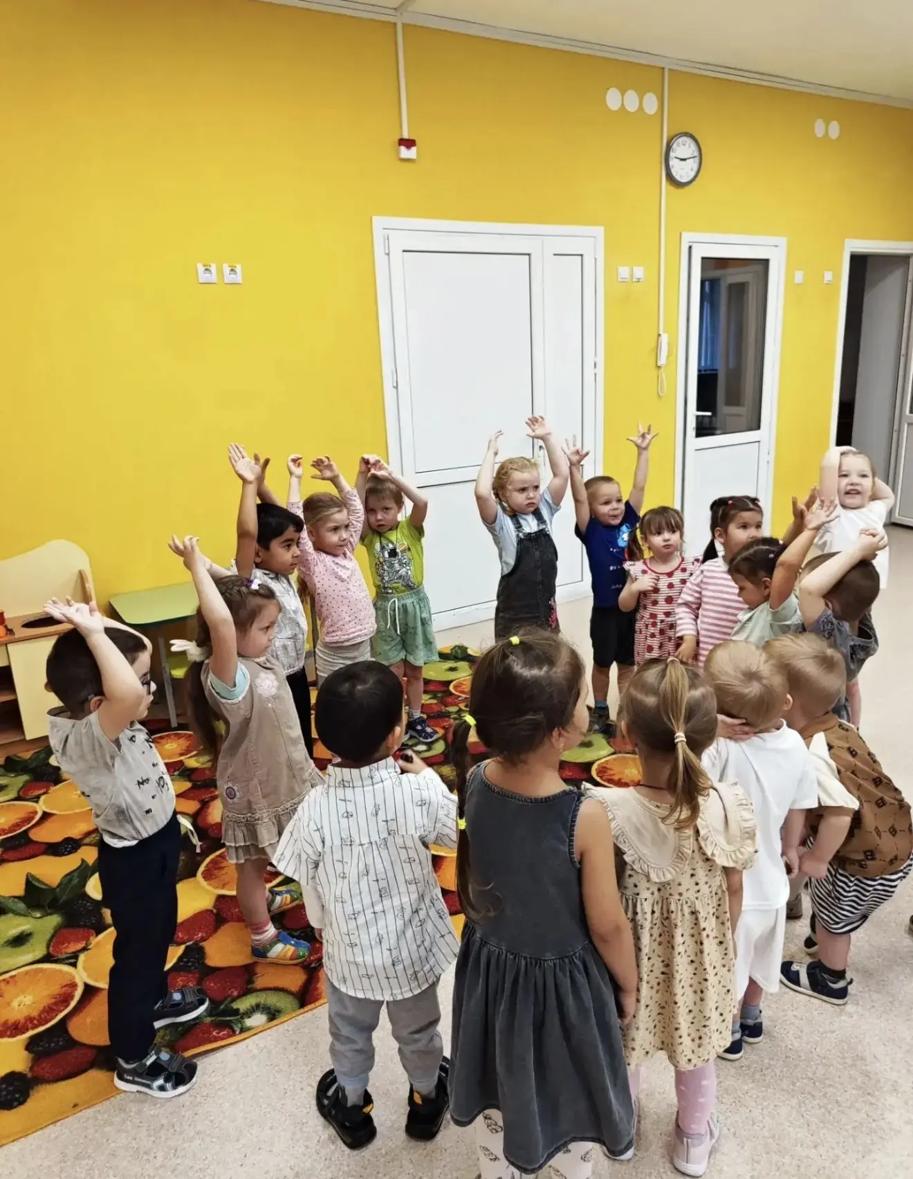 Тематическое занятие «Открытка для папы» в группе «Радуга»