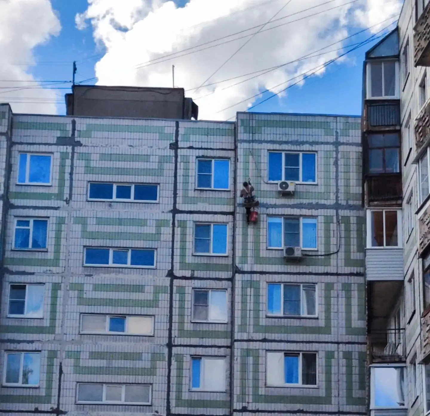 🏢 По обращению жильцов был выполнен ремонт межпанельных швов в доме № 28 по улице Соко...
