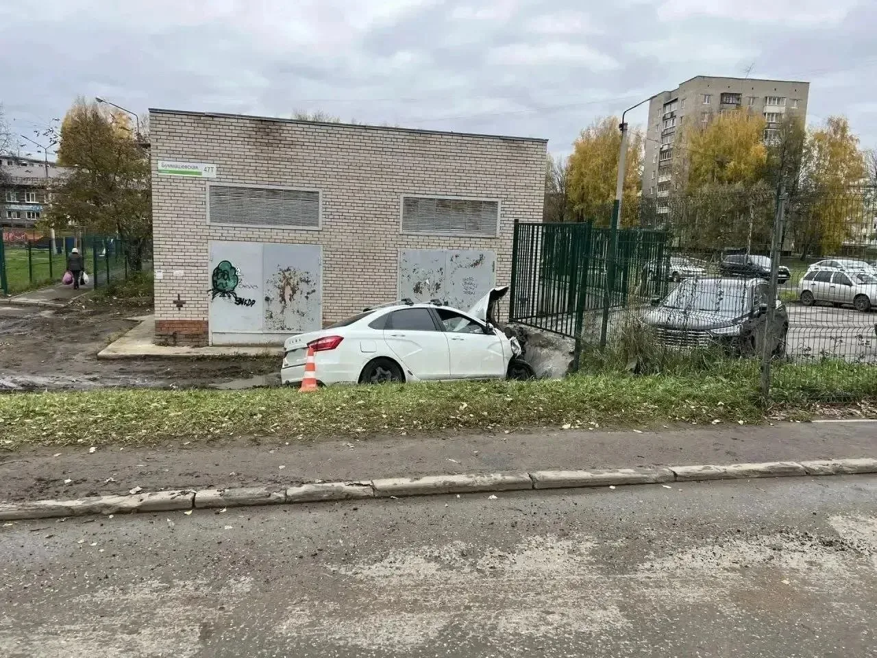 🚗 ДТП на Буммашевской: нетрезвая водительница врезалась в ограждение
