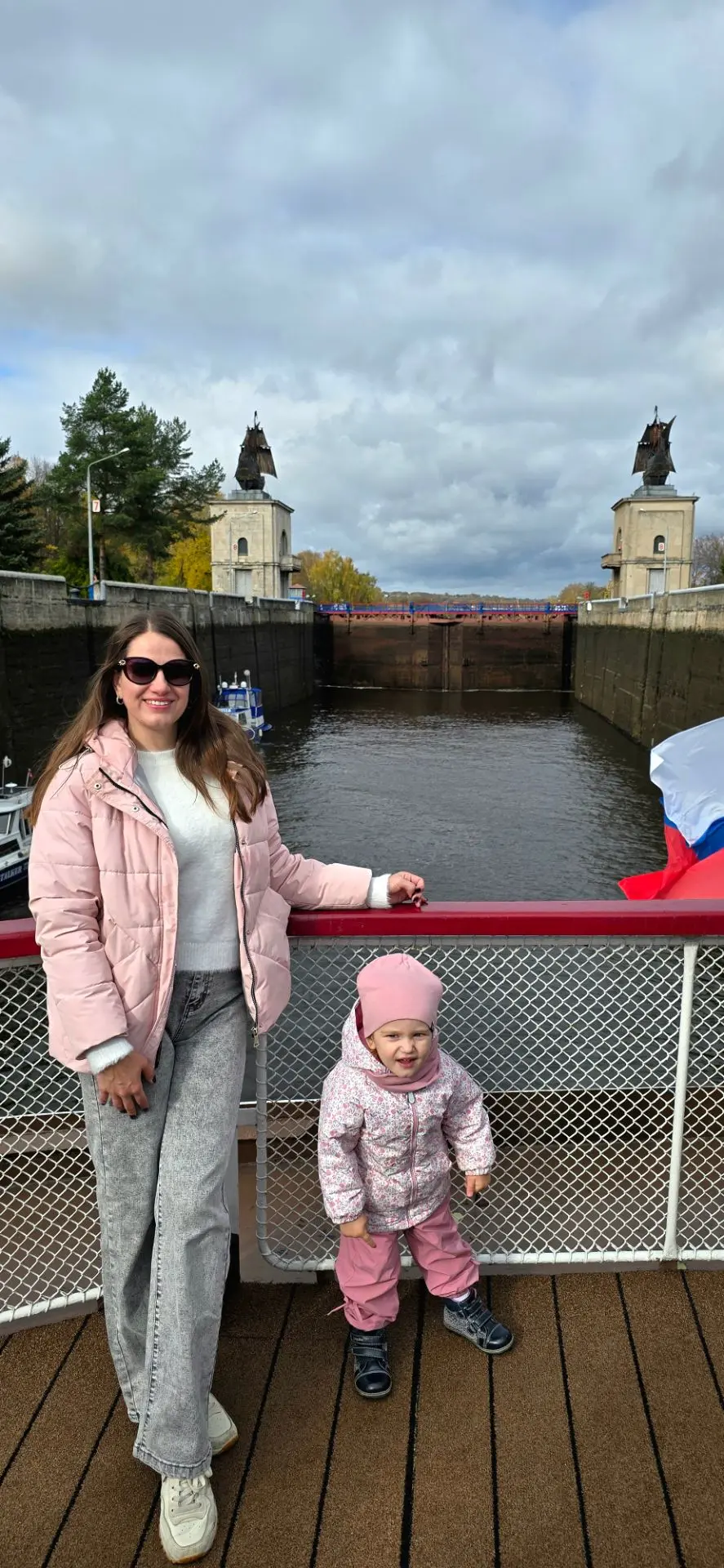 Самое необычное и захватывающее, что можно увидеть в круизе, — это проход теплохода чер...