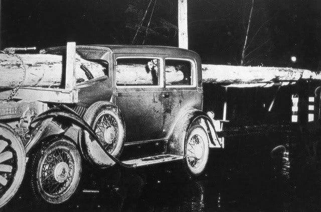 Авария с участием лесовоза, бревно с которого буквально пронзило легковой автомобиль, Н...