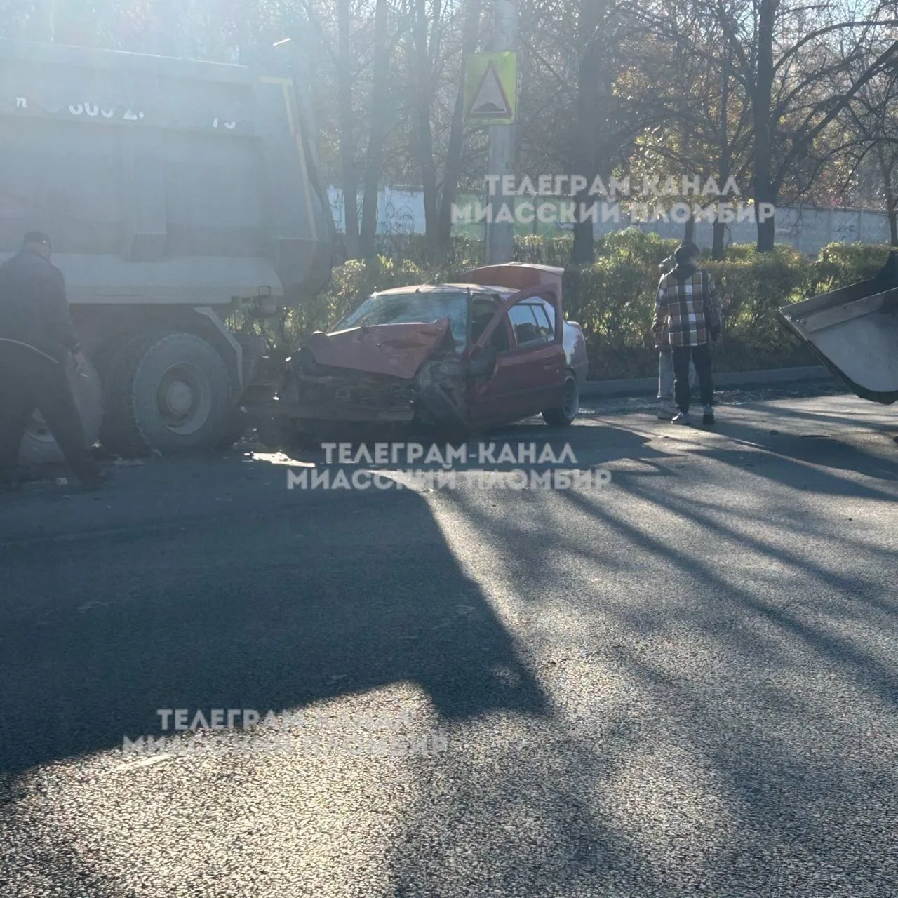 На проспекте Октября легковушка влетела в самосвал прямо на участке дорожных работ. Ава...
