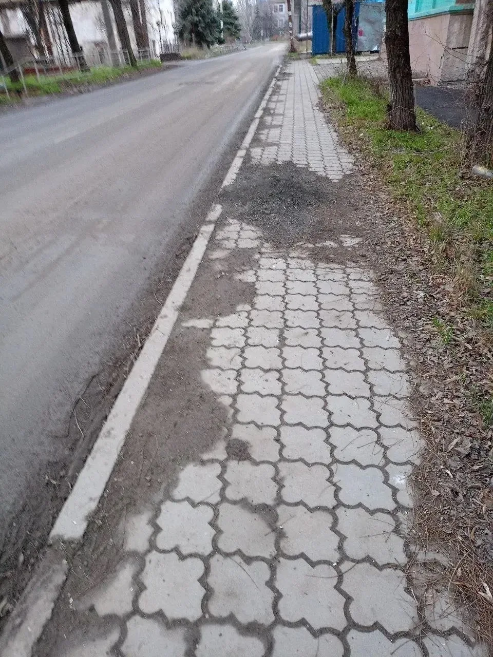 После ремонта дорог тротуары остались в плохом состоянии: на ул. Семашко — мусор и ямы,...