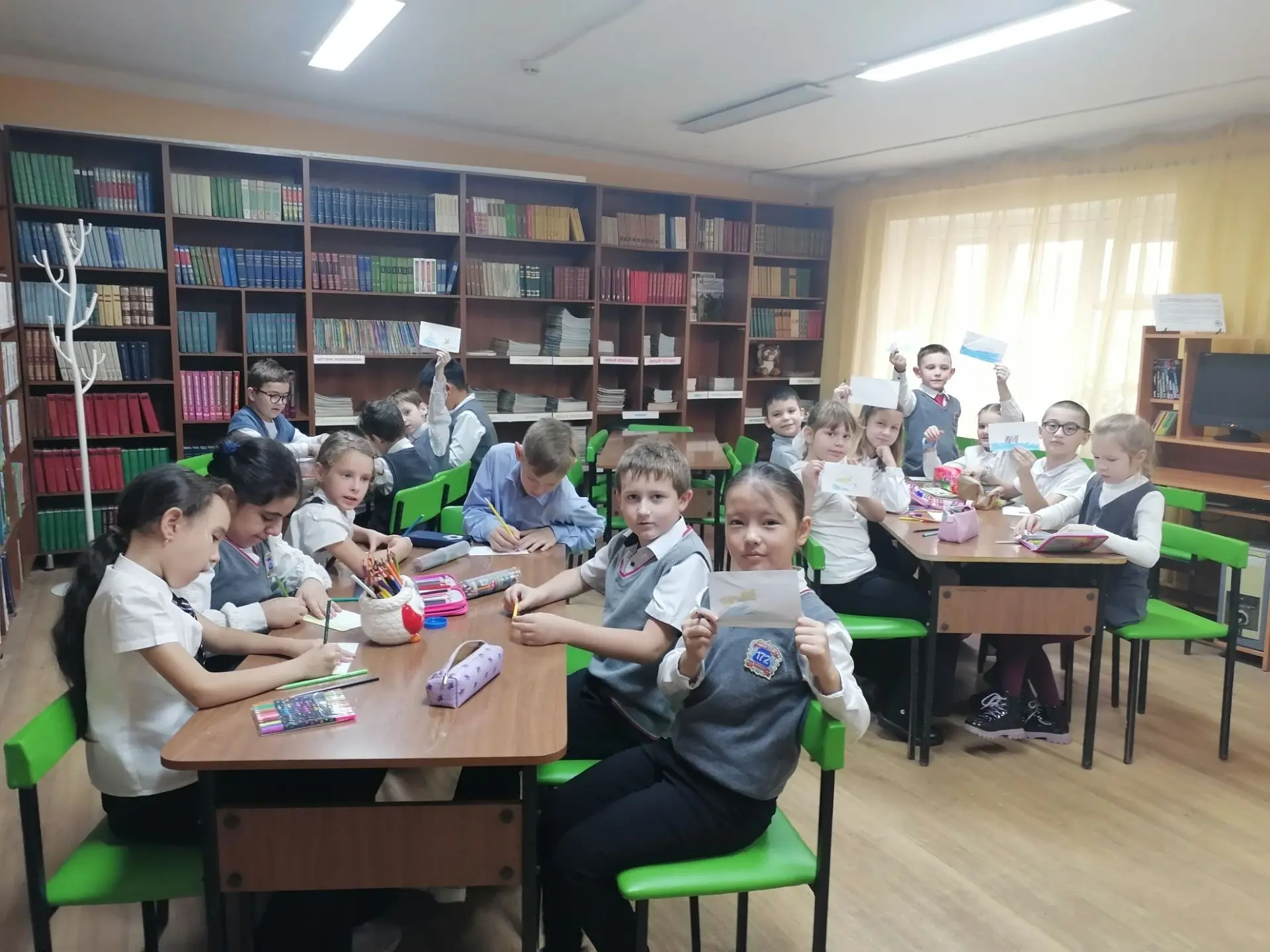 Сегодня во 2 а классе прошёл библиотечный урок "Кто рисует эти книжки" , который проход...