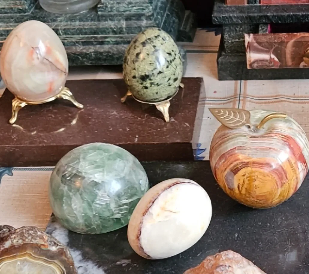 Каменные подарочные яйца, 2 на подставке, одно без, яблоко, шар, за всё 5500р, Челябинс...