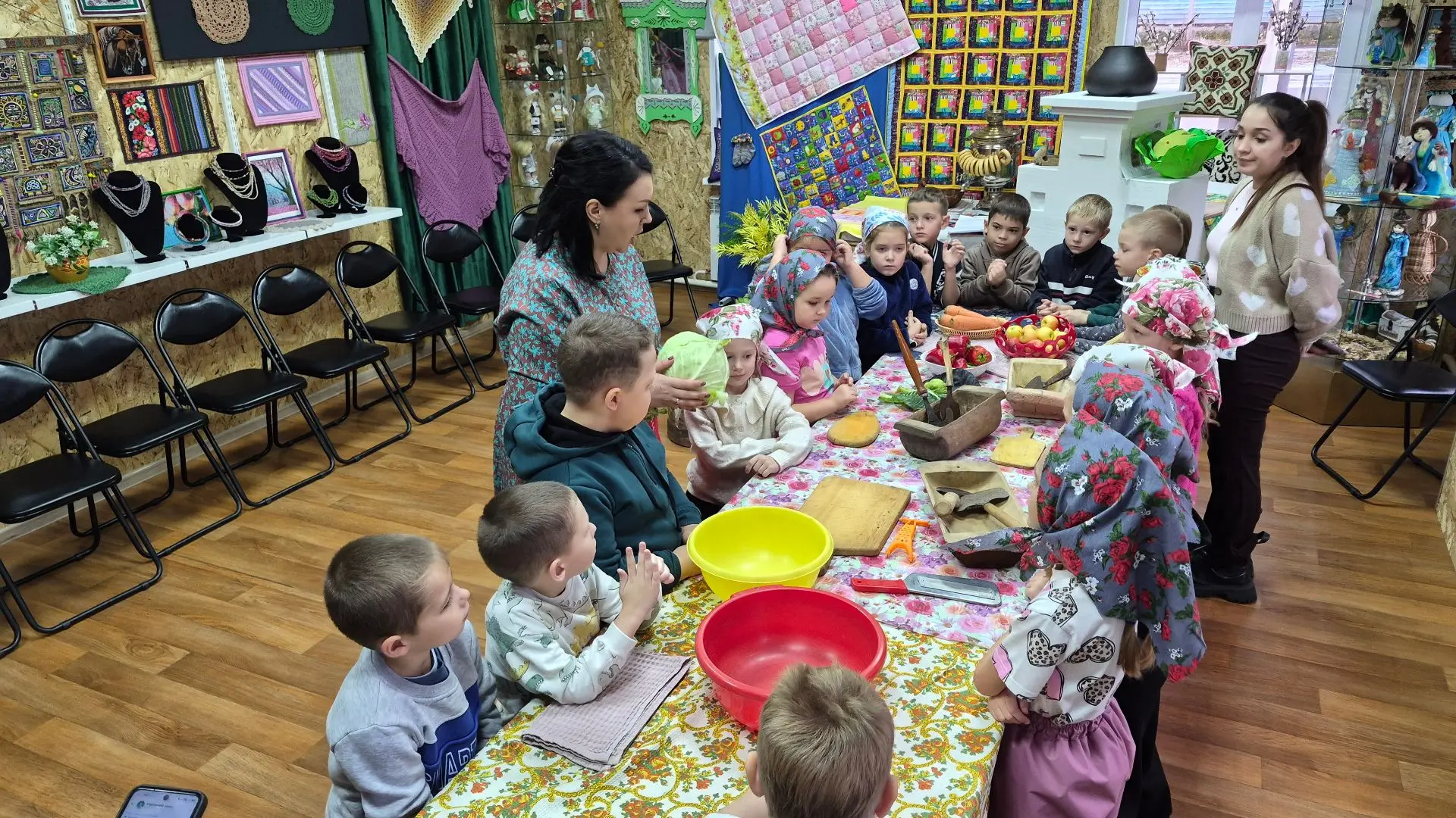 Шум, гам и... запах квашеной капусты! Сегодня в «Избе-светлице» кипела настоящая осення...