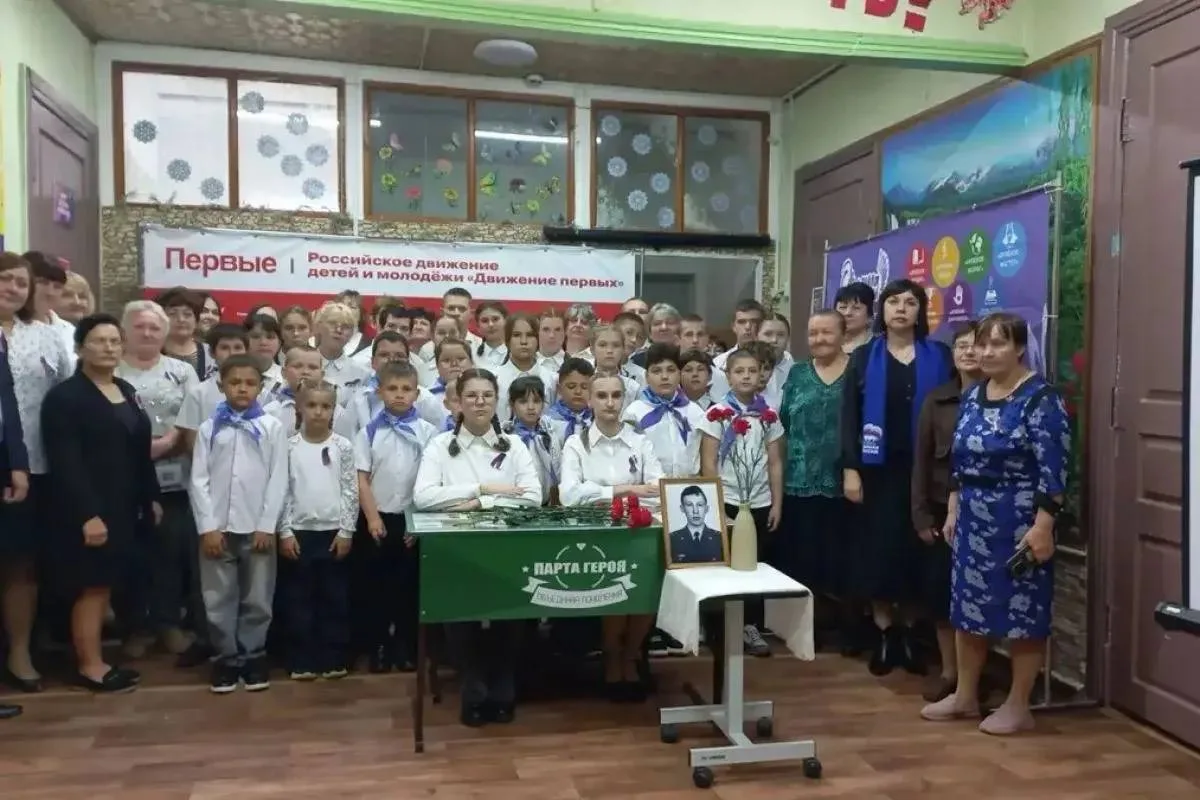 В Моховской школе (Михайловка) открыли «Парту Героя» в честь капитана Леонида Леонова —...