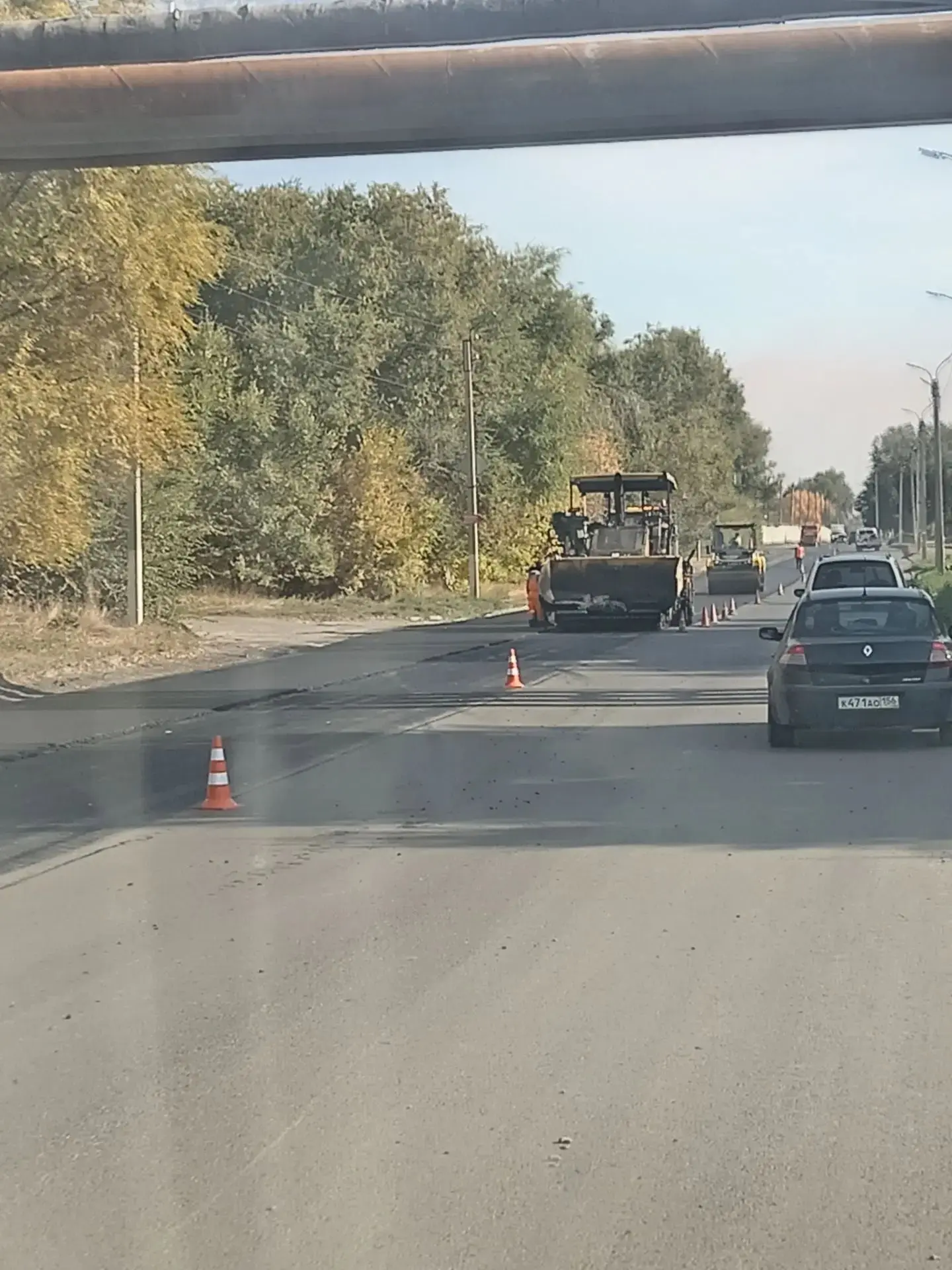 По улице Зеленая в Новотроицке продолжается укладка второго слоя асфальта в рамках ремо...