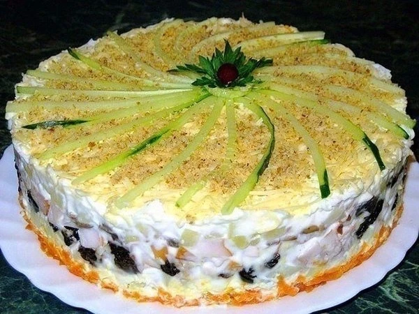 Слоеный закусочный торт с копчёной курицей, черносливом и шампиньонами