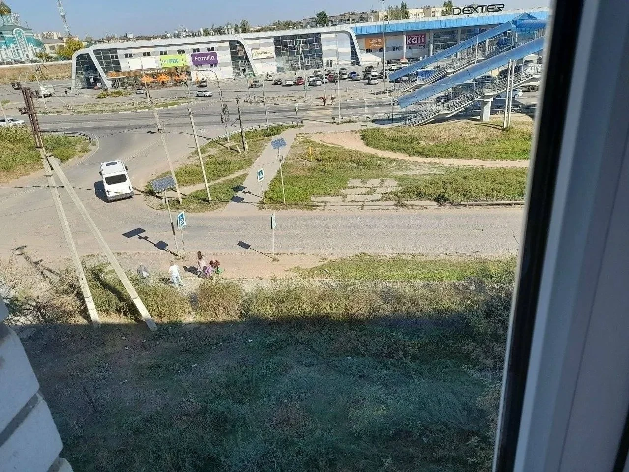 В Астрахани на остановке 6-й микрорайон жалуются на мусор.