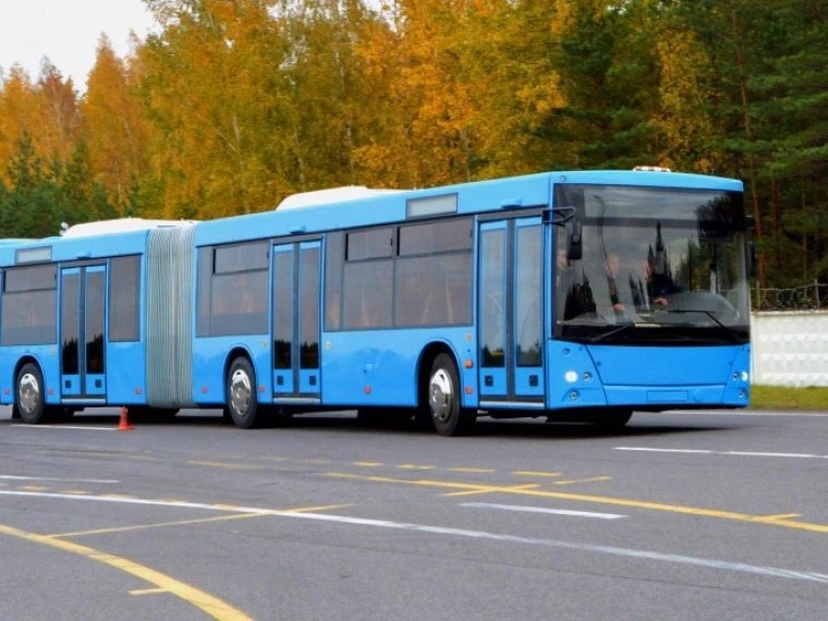 Омск получит 24 новых автобуса-гармошки за 822 млн рублей 🚌