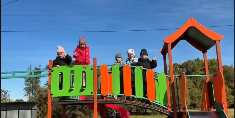 💞 Одна игровая, другая - поучительная: сразу две детские площадки построили в с. Пузин...