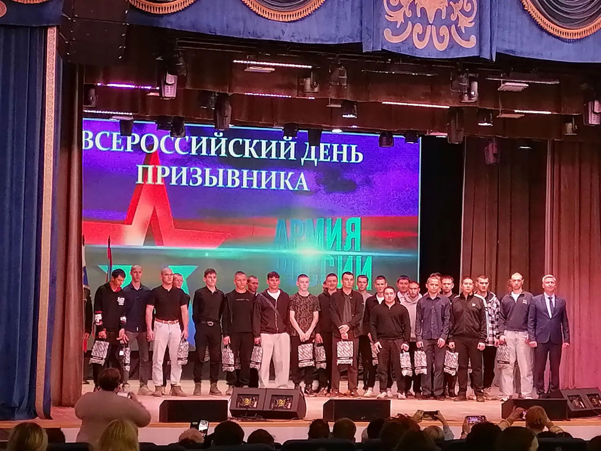 Студенты Мензелинского медицинского училища приняли участие в концерте ко Дню призывника