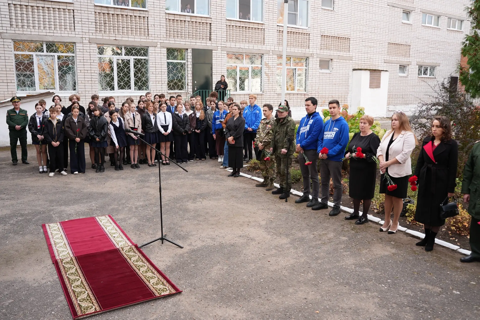 🕊️ Память о герое увековечена в стенах родной школы.