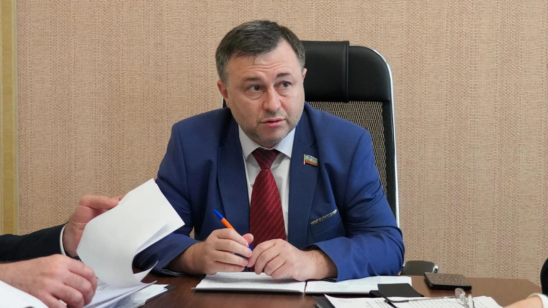 В Парламенте КЧР обсудили законопроекты о земле и мерах поддержки граждан