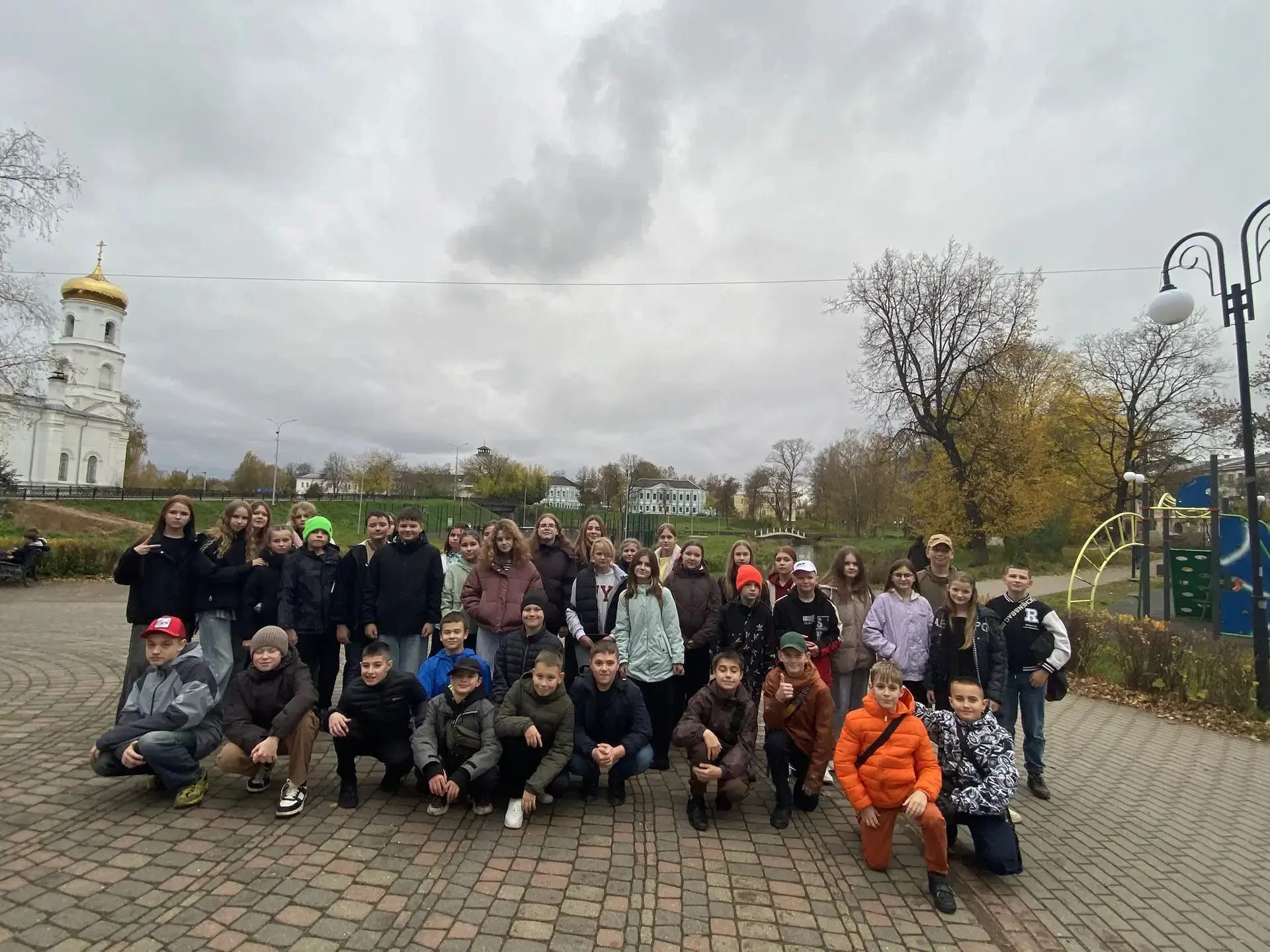 Такой большой компанией 6А, 6Б и 5Б мы отправились в вышневолоцкий театр на спектакль «...