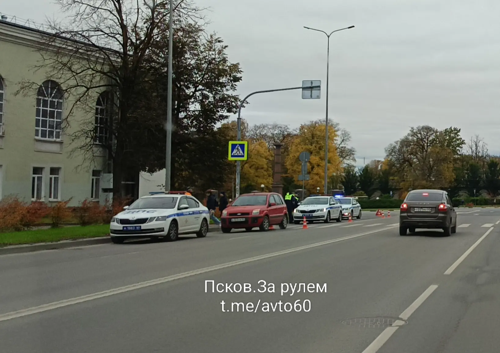 На Фабрицуса полиция оформляет наезд на пешехода. Обставились конусами, несколько экипа...