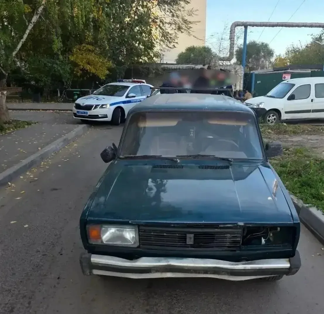 Полиция Энгельса расследует случай угона автомобиля отечественного производства
