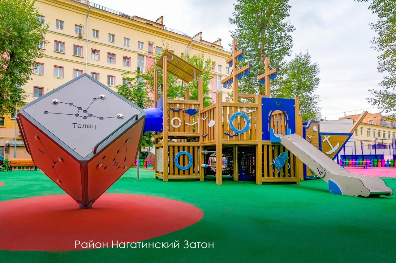 🎠 В Москве обновляют детские площадки и создают новые пространства, где обычная прогул...