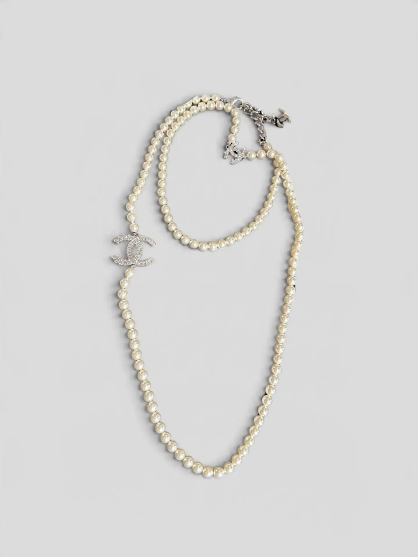 Новое колье Chanel, длина 120 см. В комплекте: коробка, чехол, камелия, лента и пакет.