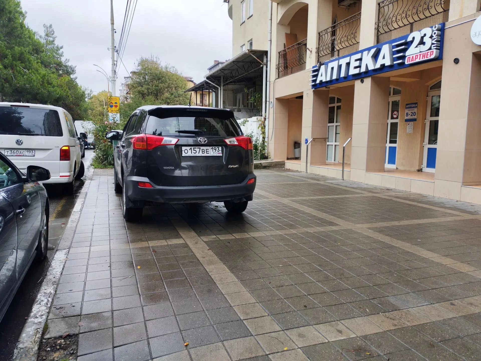 И снова машины на тротуарах Анапы.