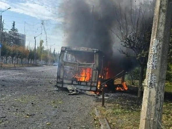 Последствия ударов по машинам в Краматорске. В одном из машин перевозилась взрывчатка. ...