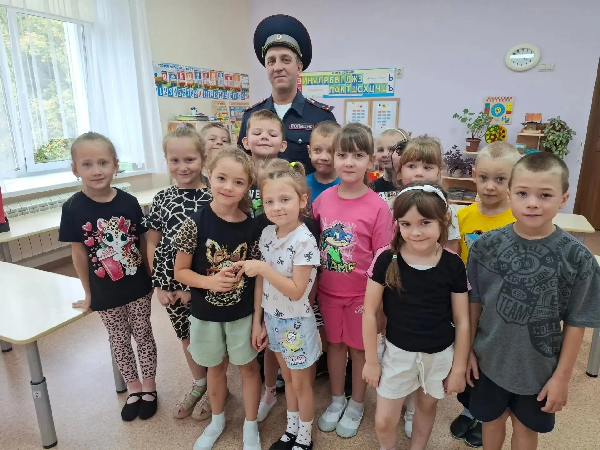 Сегодня в детском сад было  важно и интересно! К нам в гости заглянул инспектор полиции.