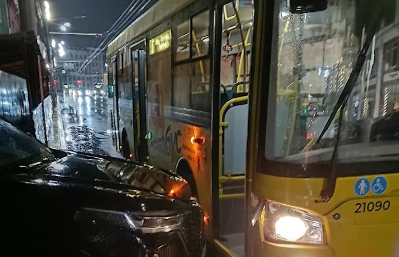 🚗 На Комсомольской в Ярославле внедорожник врезался в ЯАвтобус. Очевидцы говорят, что ...