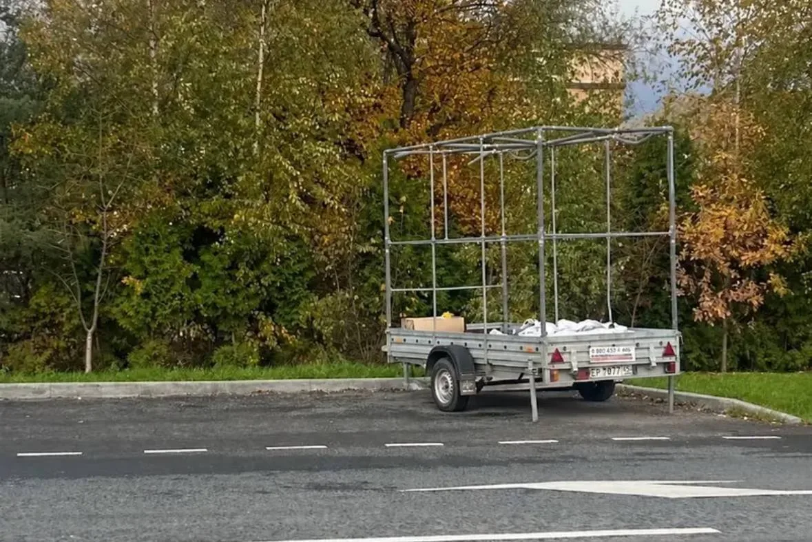 🚧 В Коммунарке взялись за рекламные прицепы на улице Старых Сосенок