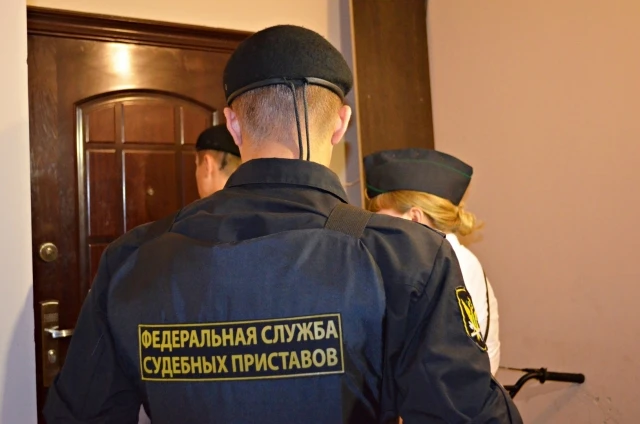 Приставы планируют взыскать с россиян 152 млрд рублей штрафов к 2029 году. За первые во...