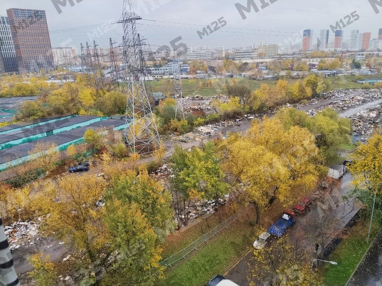 Кадрами сноса гаражей напротив "Глории" на Корнейчука делится подписчица. Уже почти всё.