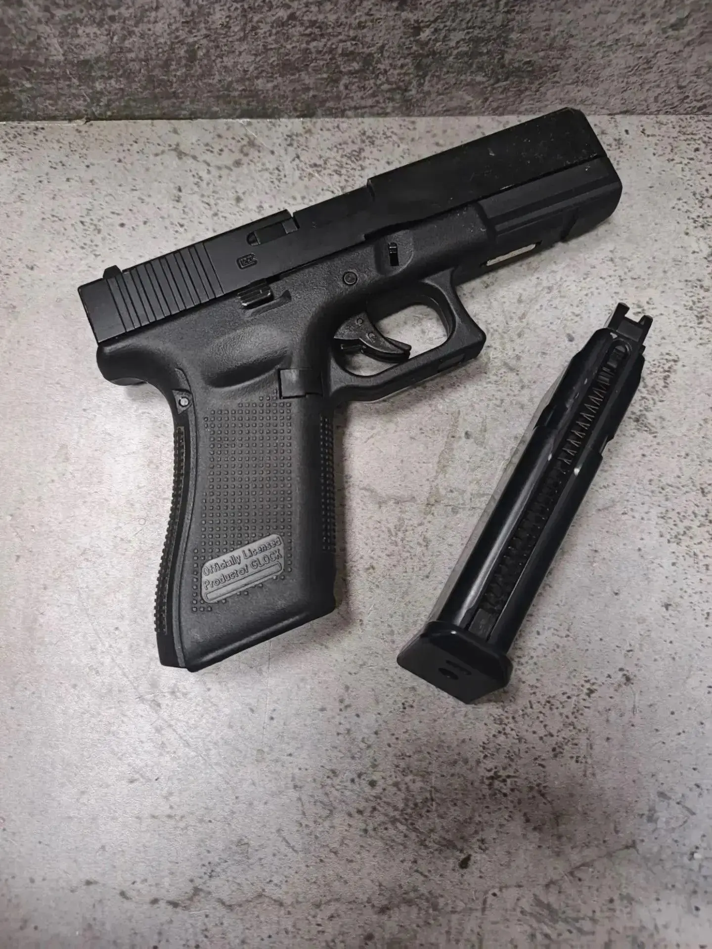 Страйкбольный пистолет Glock (газовый привод, GBB)