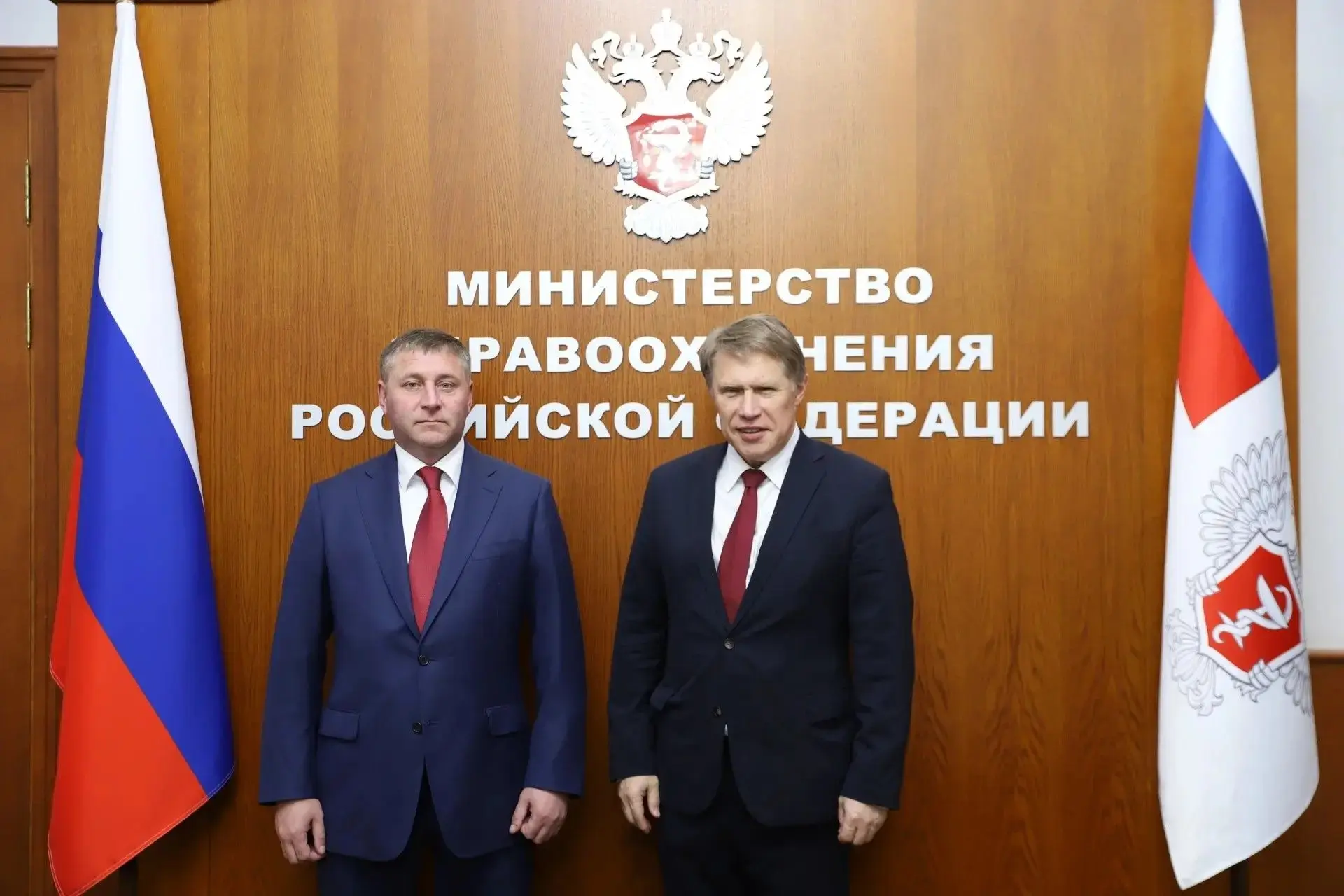 Александр Шуваев провёл рабочую встречу с министром здравоохранения РФ Михаилом Альберт...
