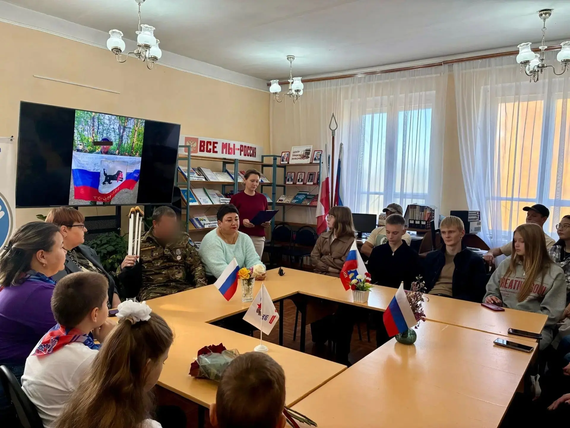 В центральной библиотеке Ершовского района прошла патриотическая встреча «Герои СВО — з...
