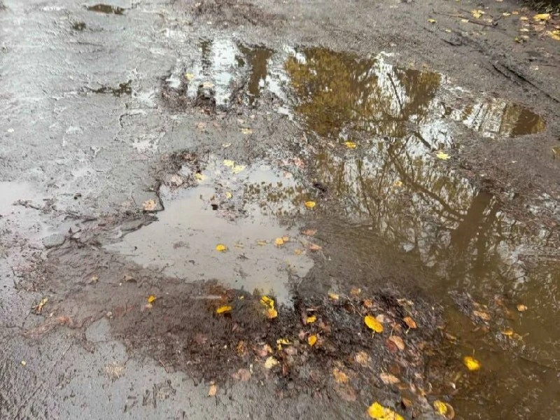 🛠 В Люблино жители жалуются на разбитое покрытие в сквере