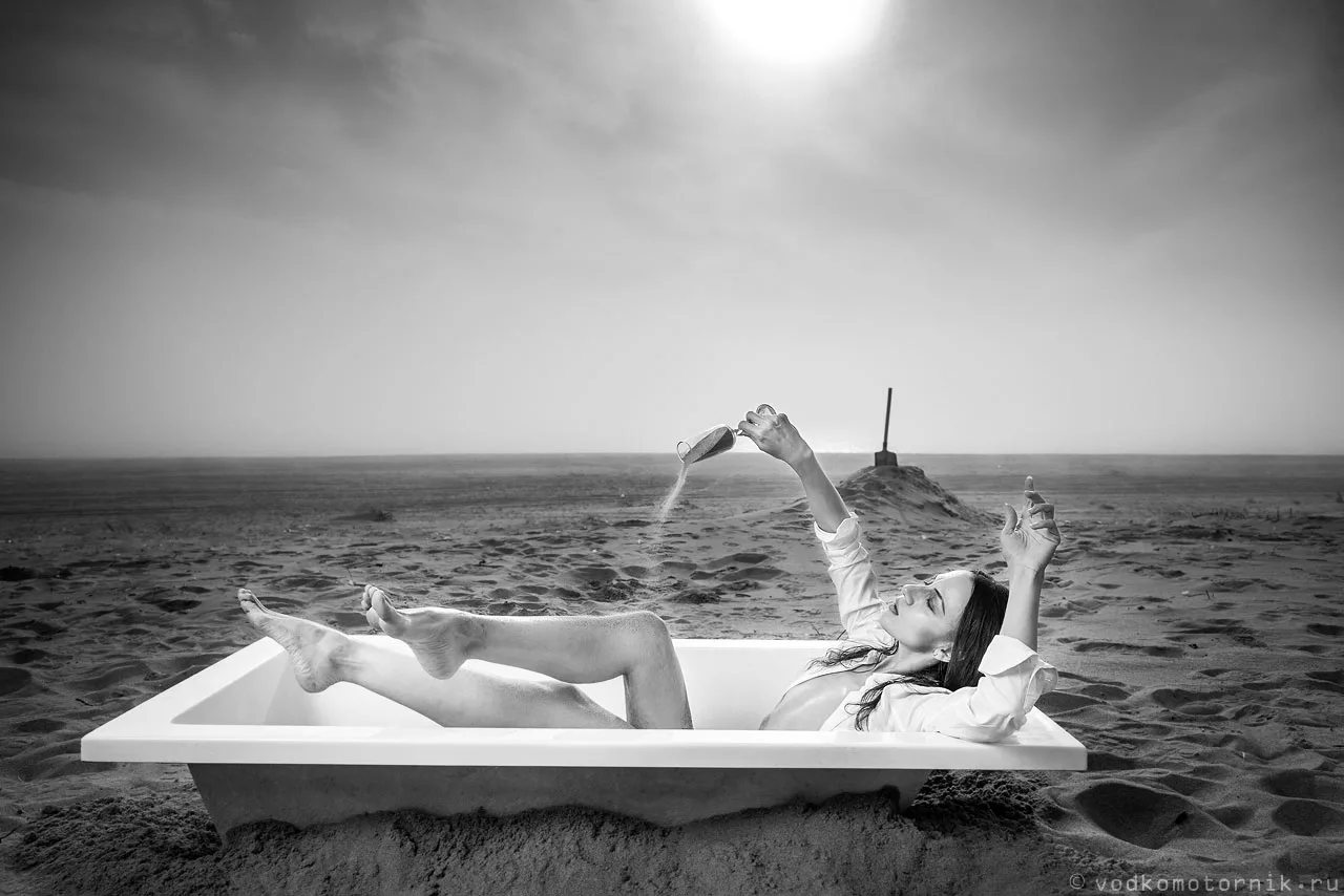 Черно-белая гамма придает изображению вневременной характер и усиливает контраст.