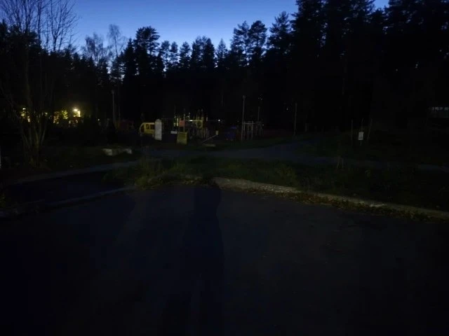 Детская площадка в Комсомольском парке остается темной