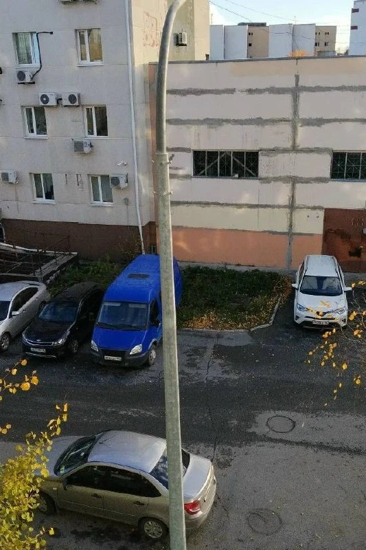 В Сургуте фонарь установили прямо перед балконом жилого дома.