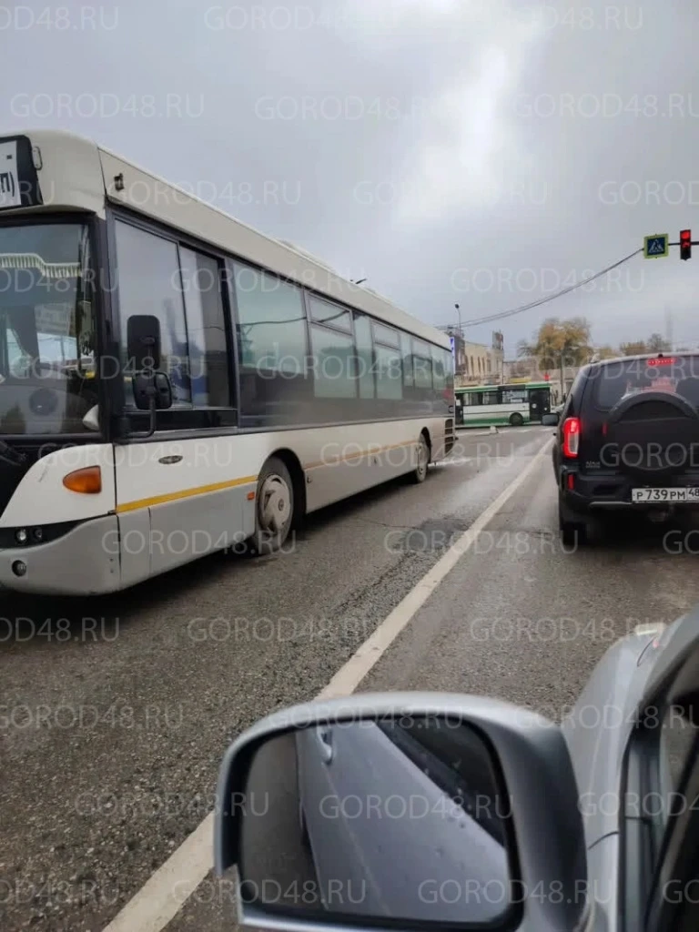 🚌 Автобус 11-го маршрута угодил колесом в открытый люк на Ушинского