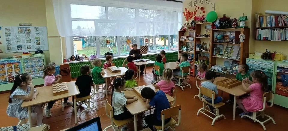 В старшей группе «Чебурашка» прошло увлекательное дополнительное занятие по шахматам по...