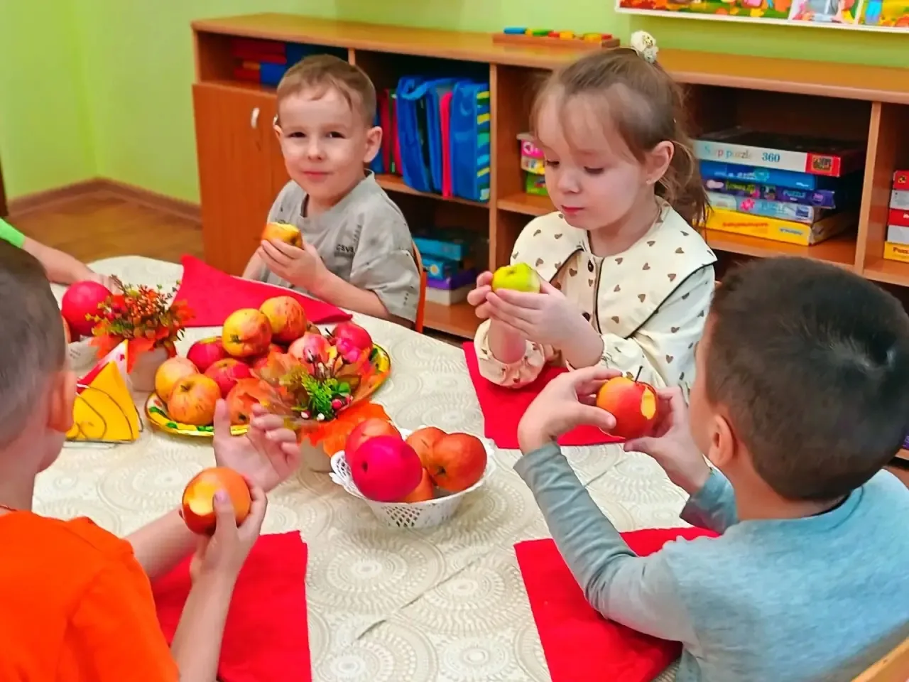 Яблоко — незаменимый продукт в детском саду, который регулярно включается в меню дошкол...
