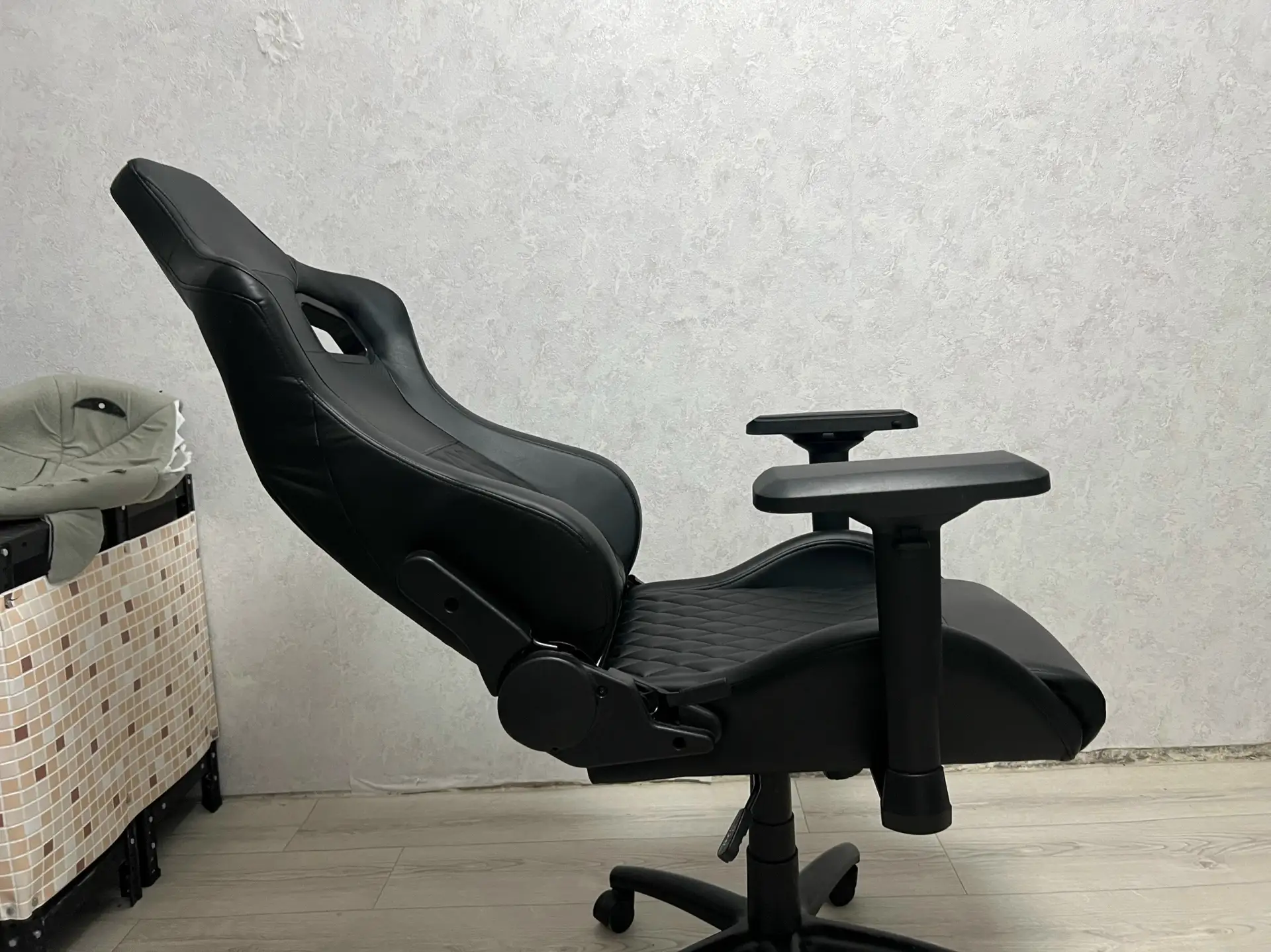 Продам игровой стул, состояние нового.