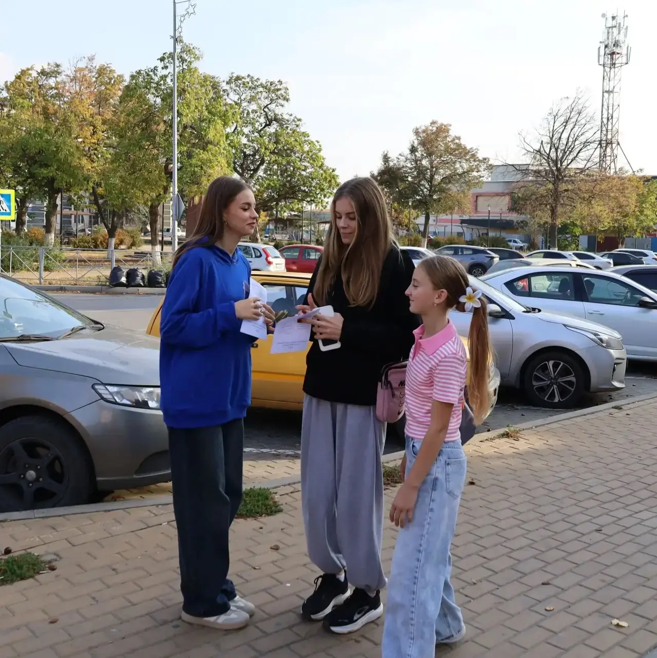 🍁 В Новошахтинске волонтёры напомнили жителям о безопасности на дорогах. Но есть один ...
