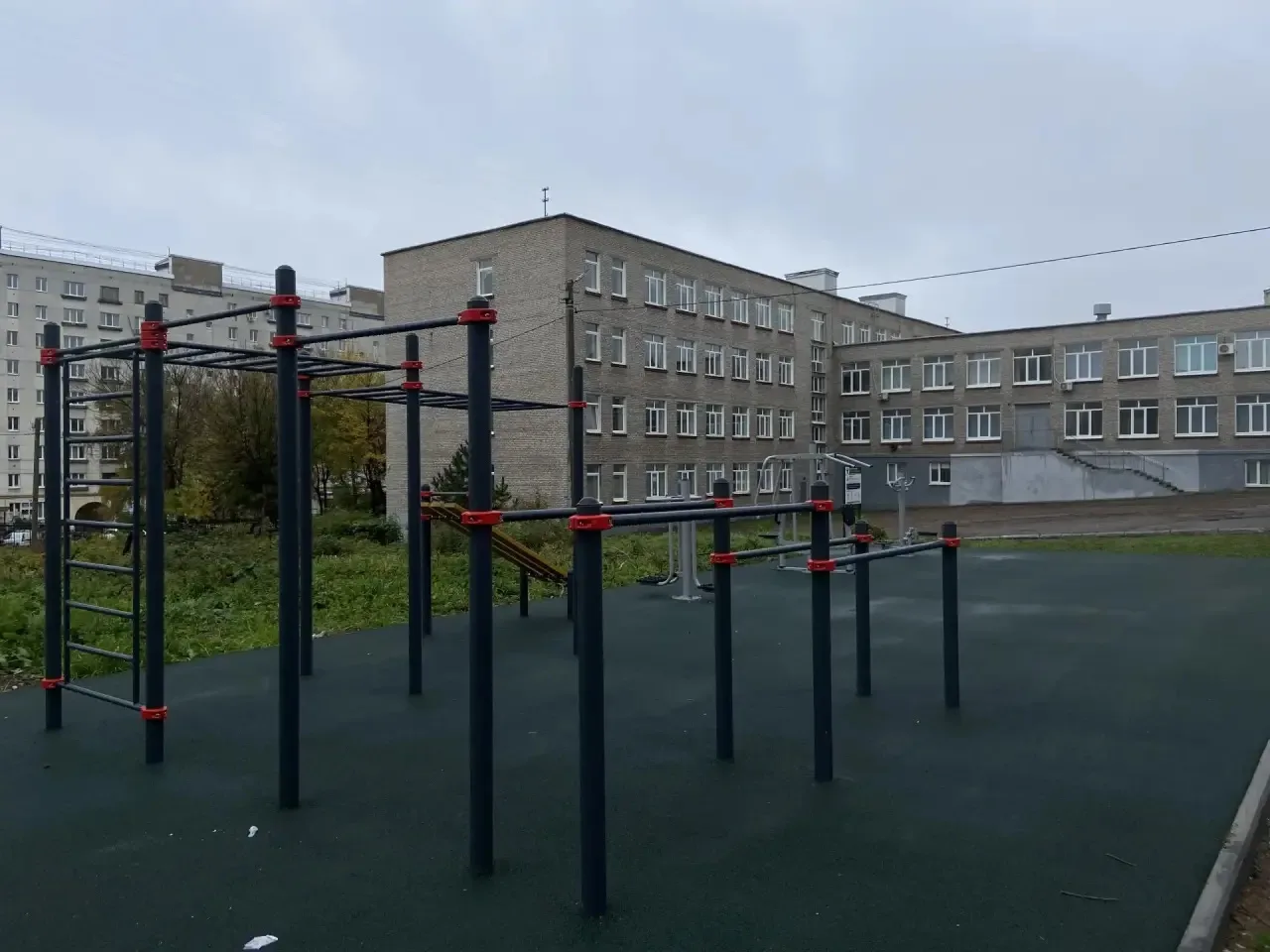 На территории школы №41 Кировского района Уфы установили современную, многофункциональн...