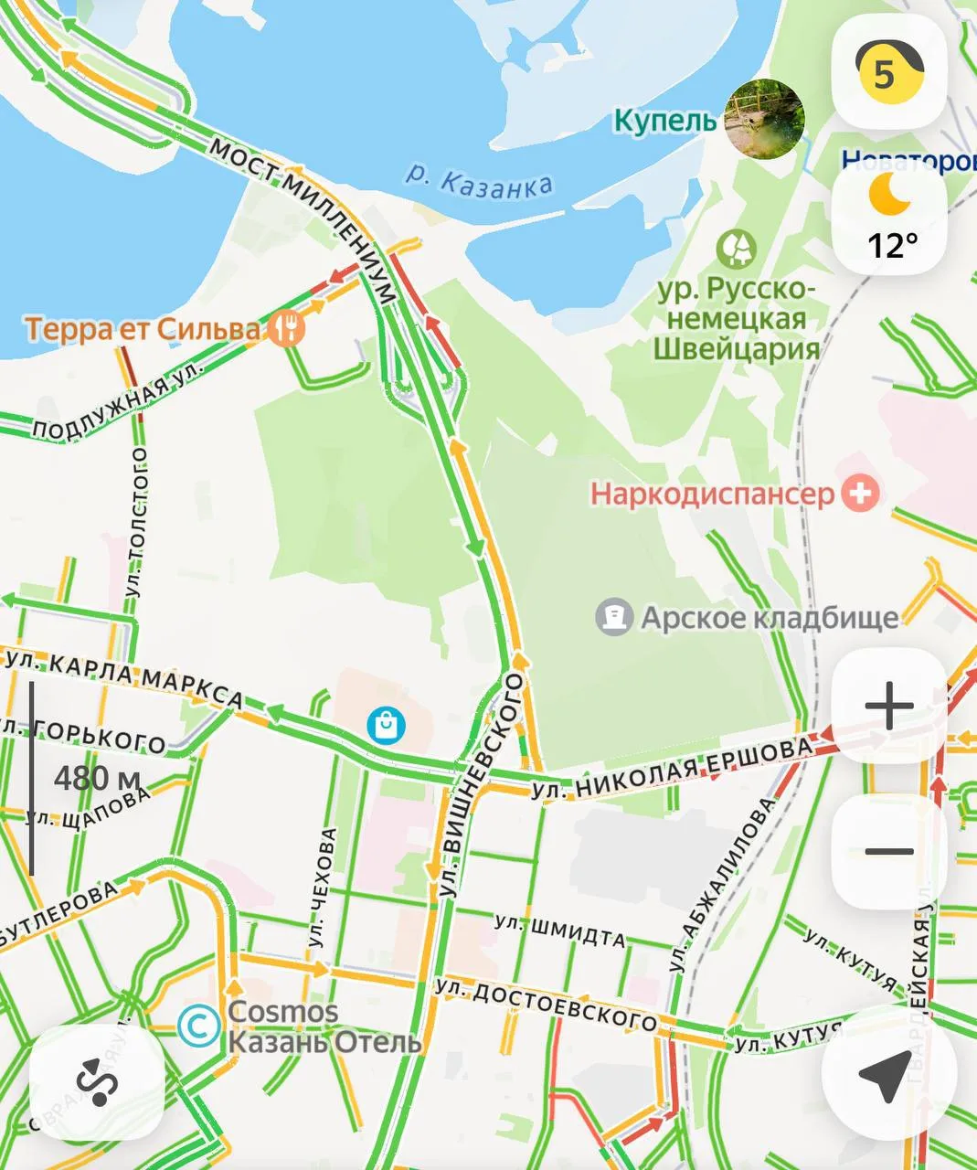 Пять ДТП парализовали движение перед мостом «Миллениум» в Казани.