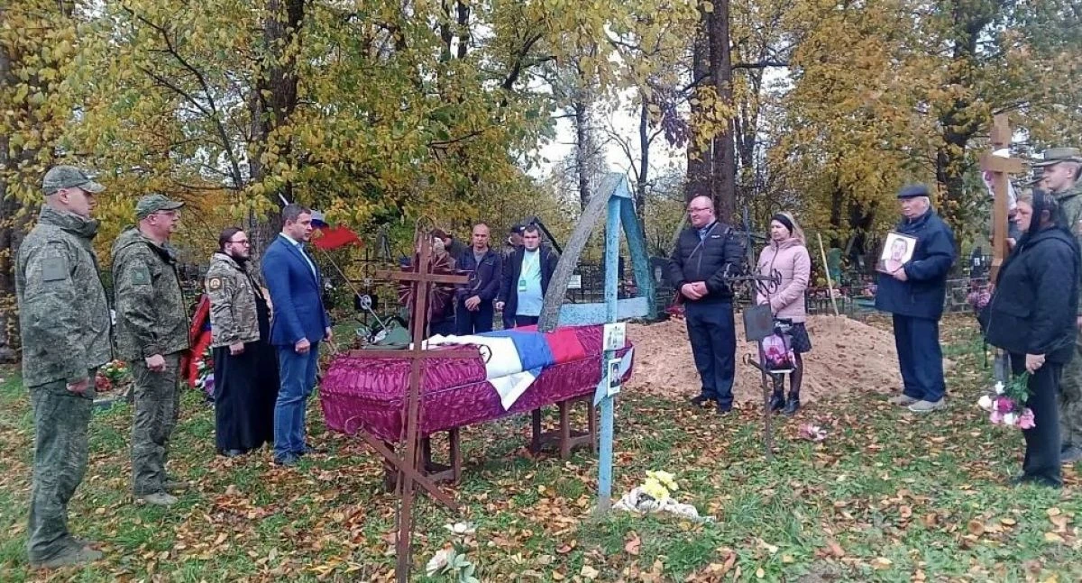 В Навлинском районе простились с погибшим на СВО Николаем Буравкиным
