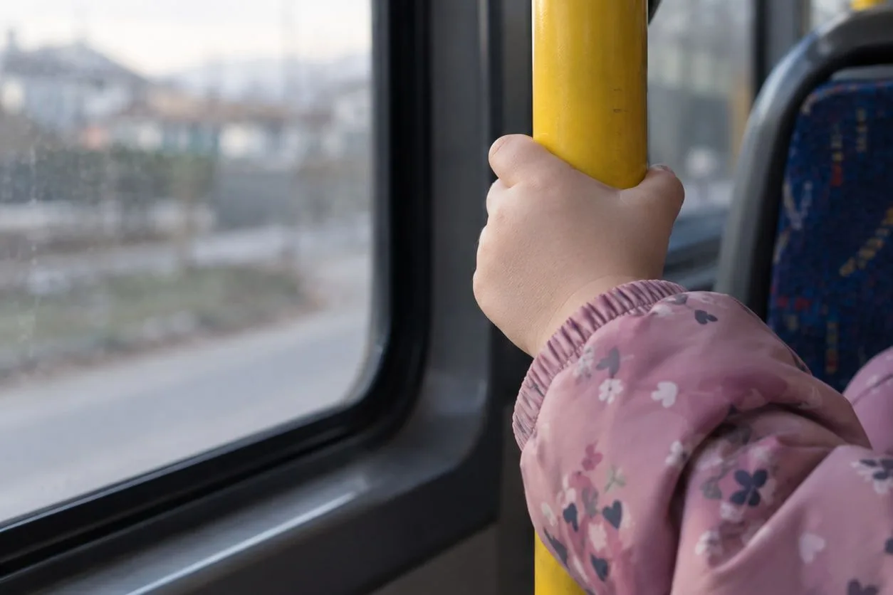 4-летняя девочка самостоятельно ездила на автобусе в детсад, пока мать страдала алкогол...