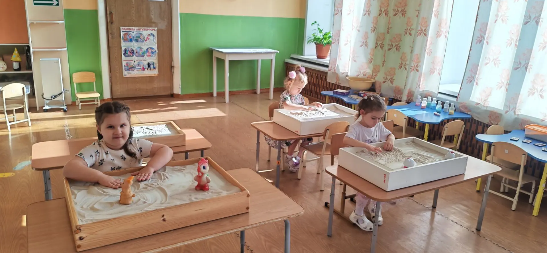 🎨 Волшебство на кончиках пальцев: в нашем детском саду снова открылась студия песочной...